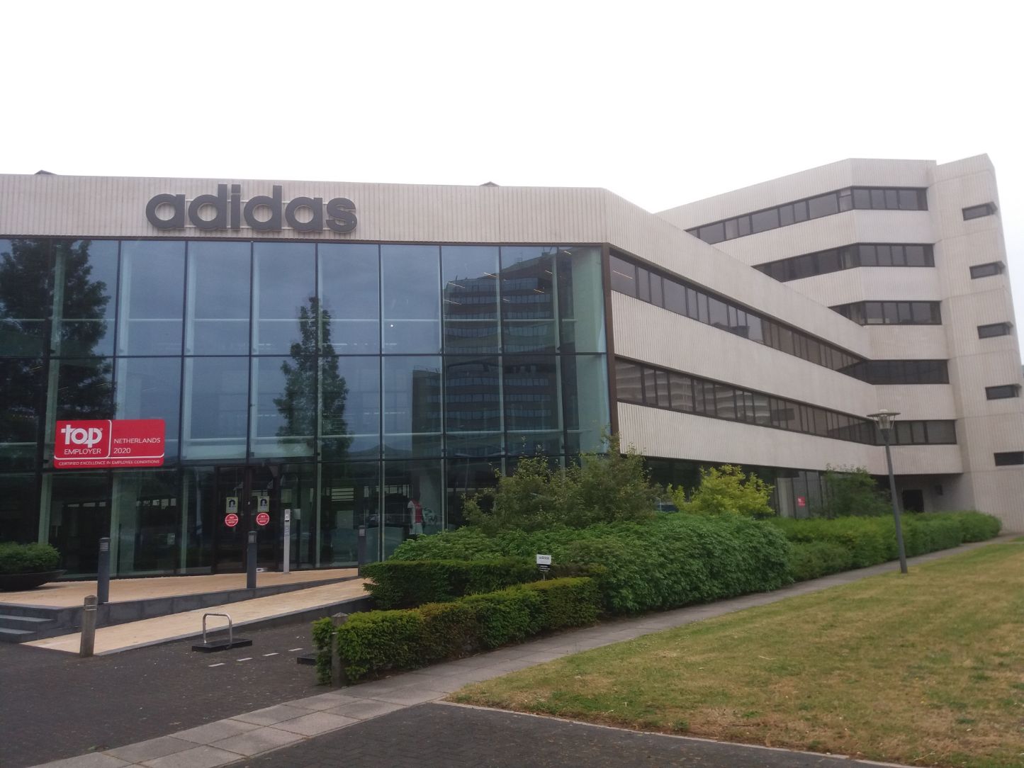 Analisten verwachten over 2021 dalende Adidas | Analist.nl